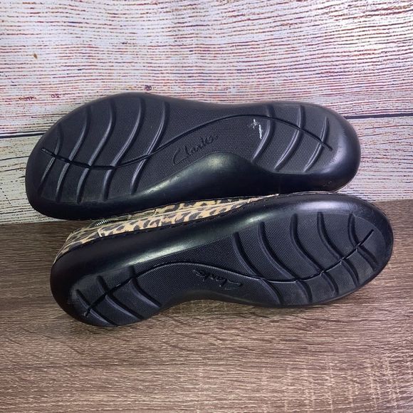 EUC Clarks Women's Ashland Tan Leopard Suede Size 7.5 - Picture 9 of 13